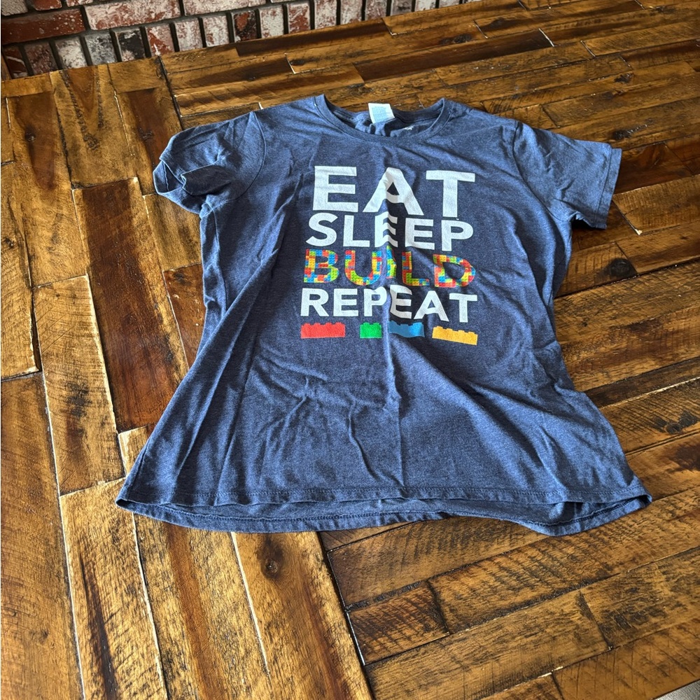Casual Graphic Tee in Blue